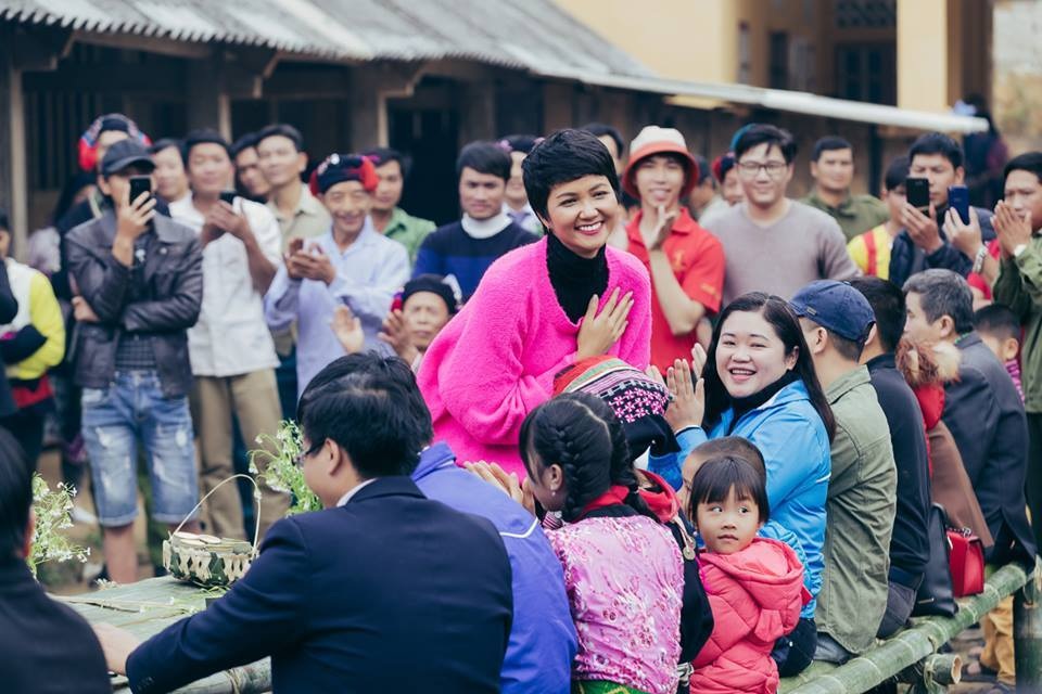 hhen niê tặng bánh chưng cho trẻ em nghèo1.jpg hhen niê tặng bánh chưng cho trẻ em nghèo1.jpg
