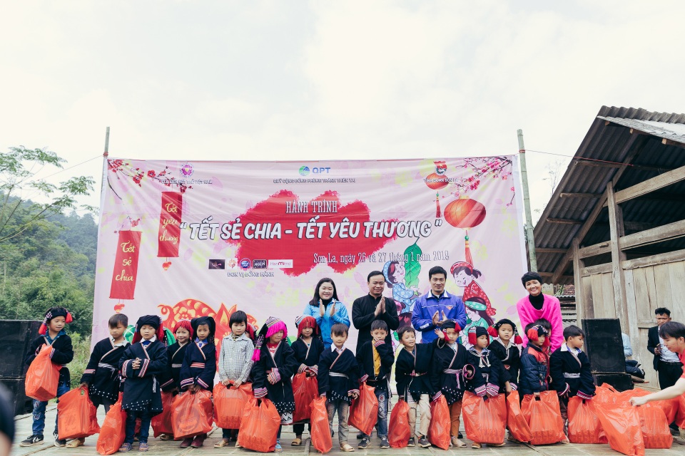 hhen niê tặng bánh chưng cho trẻ em nghèo2.jpg hhen niê tặng bánh chưng cho trẻ em nghèo2.jpg