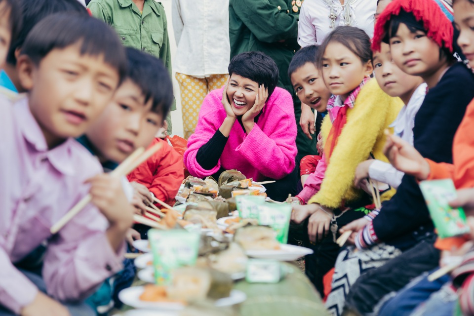 hhen niê tặng bánh chưng cho trẻ em nghèo6.jpg hhen niê tặng bánh chưng cho trẻ em nghèo6.jpg
