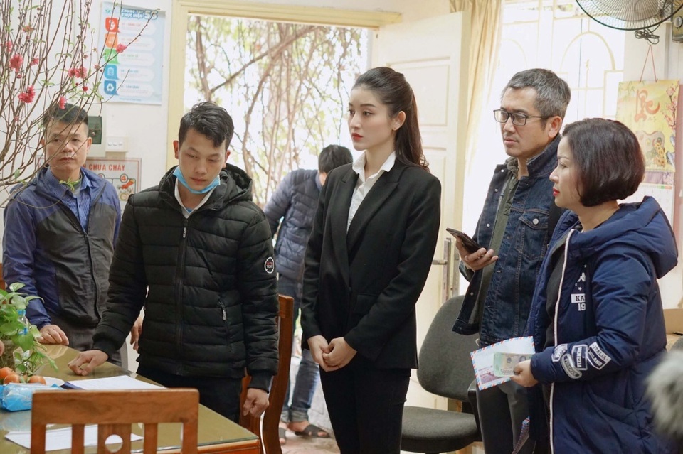 Á hậu Huyền My bị dị ứng nặng vẫn tiêm thuốc cầm cự đi trao quà Tết - 1 Á hậu Huyền My bị dị ứng nặng vẫn tiêm thuốc cầm cự đi trao quà Tết - 1
