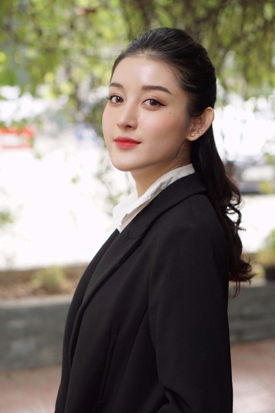 Á hậu Huyền My bị dị ứng nặng vẫn tiêm thuốc cầm cự đi trao quà Tết - 8 Á hậu Huyền My bị dị ứng nặng vẫn tiêm thuốc cầm cự đi trao quà Tết - 8