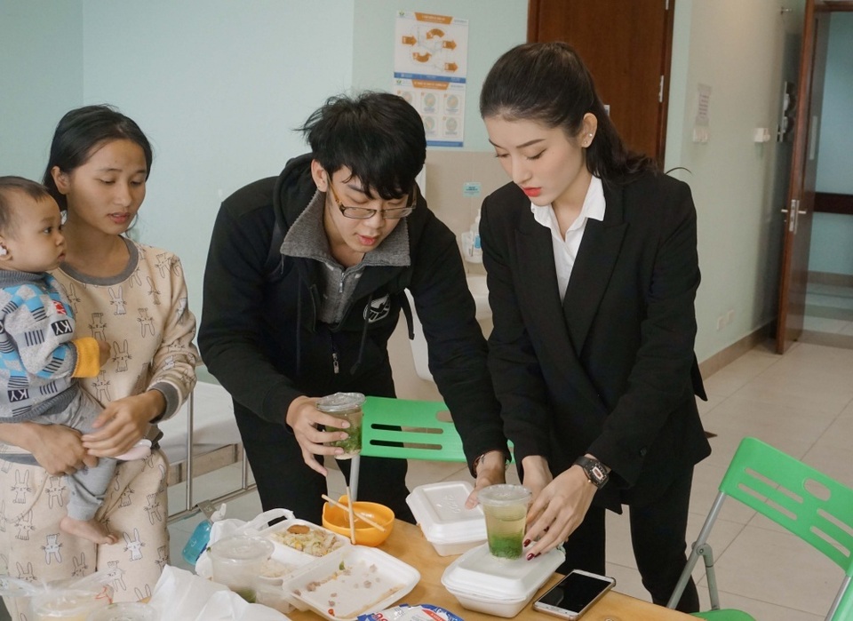 Á hậu Huyền My bị dị ứng nặng vẫn tiêm thuốc cầm cự đi trao quà Tết - 4 Á hậu Huyền My bị dị ứng nặng vẫn tiêm thuốc cầm cự đi trao quà Tết - 4