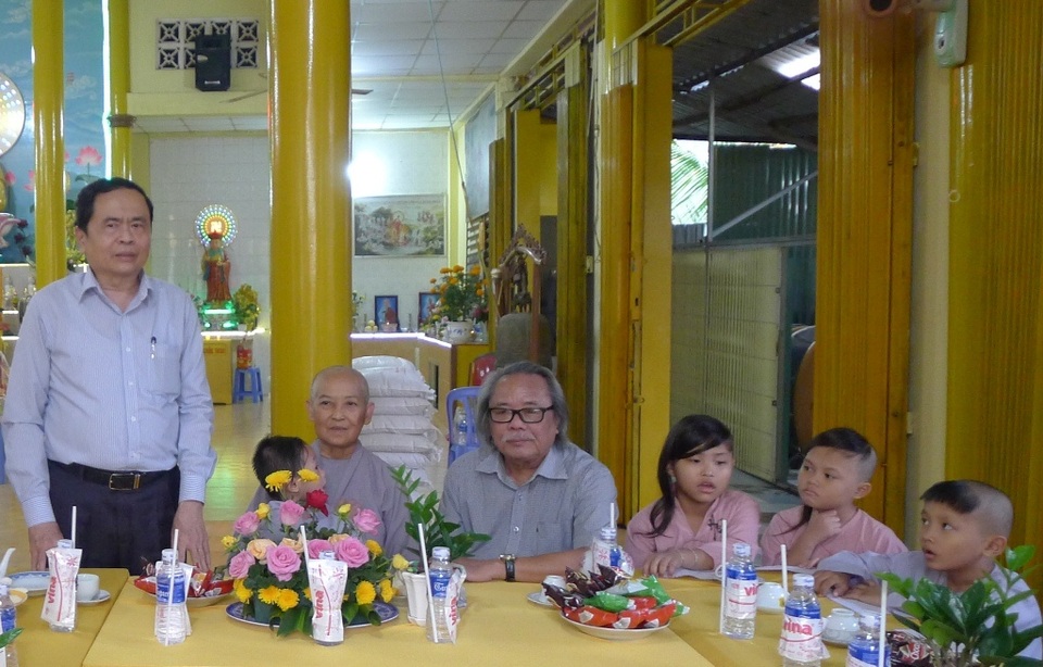 Chủ tịch MTTQ Việt Nam Trần Thanh Mẫn đến thăm các bé họ Nhân ở Cần Thơ - 5 Chủ tịch MTTQ Việt Nam Trần Thanh Mẫn đến thăm các bé họ Nhân ở Cần Thơ - 5