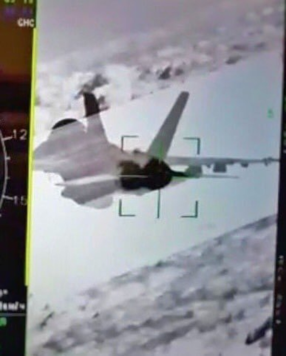 Xôn xao hình ảnh Su-35 Nga bị nghi khóa mục tiêu F/A-18 của Mỹ - 1 Xôn xao hình ảnh Su-35 Nga bị nghi khóa mục tiêu F/A-18 của Mỹ - 1