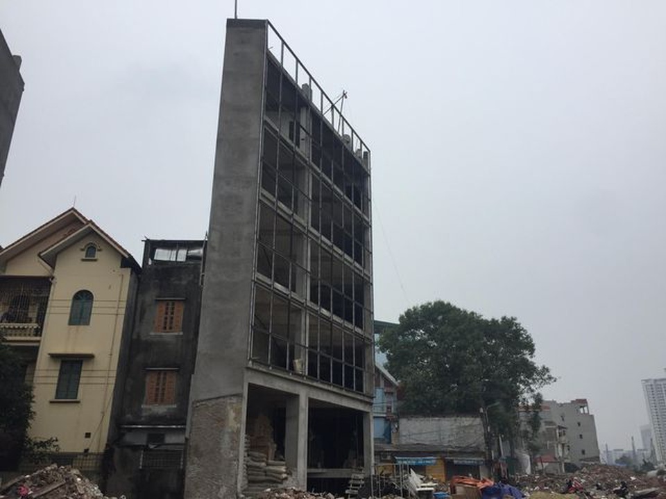 Vì sao nhà “kì dị” vẫn được cấp phép xây dựng trên đường nghìn tỷ ở Hà Nội? - 1 Vì sao nhà “kì dị” vẫn được cấp phép xây dựng trên đường nghìn tỷ ở Hà Nội? - 1