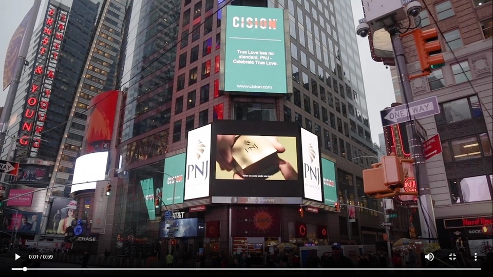 Phim ngắn Việt lay động bao trái tim giữa Quảng trường Thời đại Mỹ - 1 Phim ngắn Việt lay động bao trái tim giữa Quảng trường Thời đại Mỹ - 1