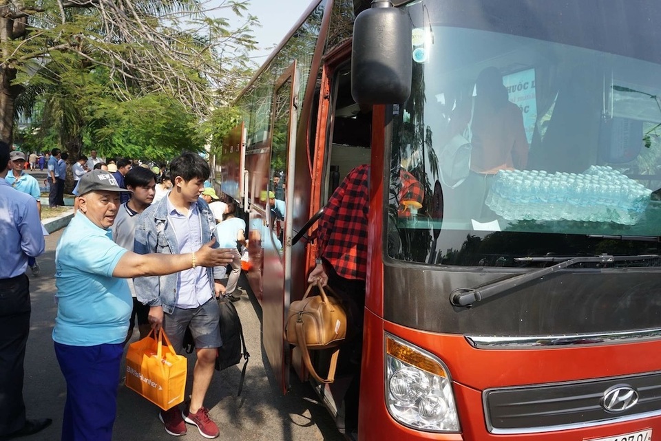 Hàng trăm hành khách được vận chuyển bằng ô tô sau sự cố tàu trật bánh - 3 Hàng trăm hành khách được vận chuyển bằng ô tô sau sự cố tàu trật bánh - 3