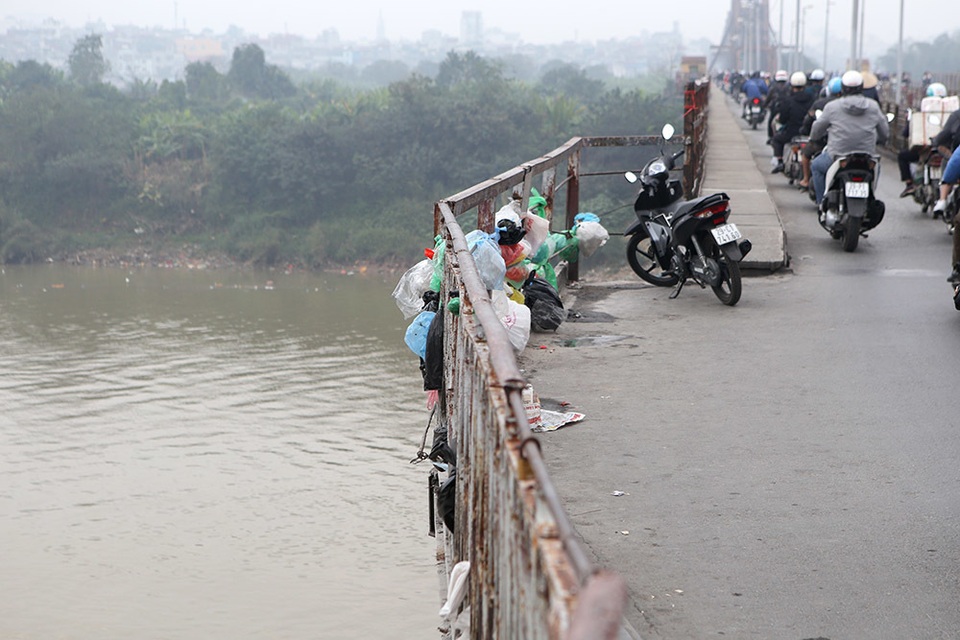 Hà Nội: Cầu qua sông Hồng treo đầy túi rác sau ngày ông Công ông Táo - 5 Hà Nội: Cầu qua sông Hồng treo đầy túi rác sau ngày ông Công ông Táo - 5
