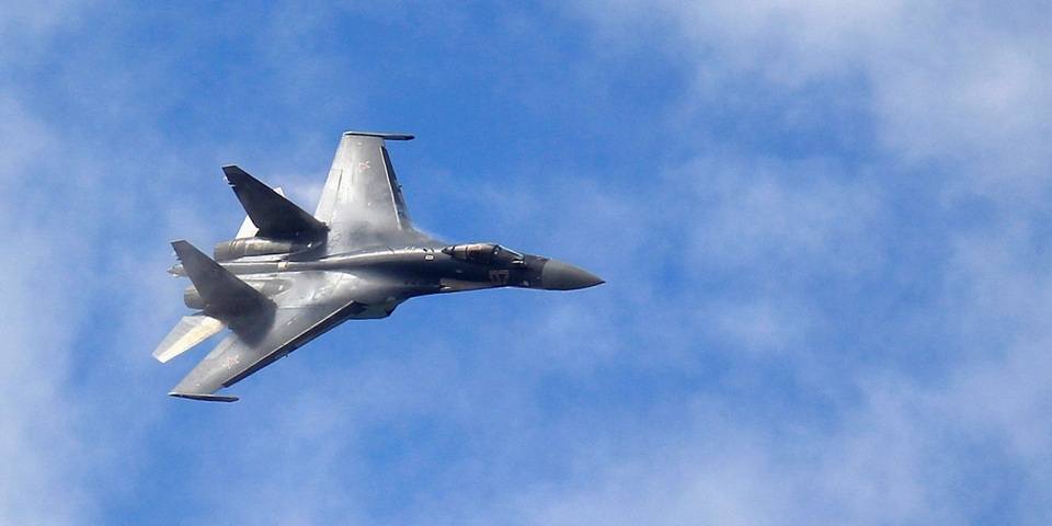 Xôn xao hình ảnh Su-35 Nga bị nghi khóa mục tiêu F/A-18 của Mỹ - 2 Xôn xao hình ảnh Su-35 Nga bị nghi khóa mục tiêu F/A-18 của Mỹ - 2