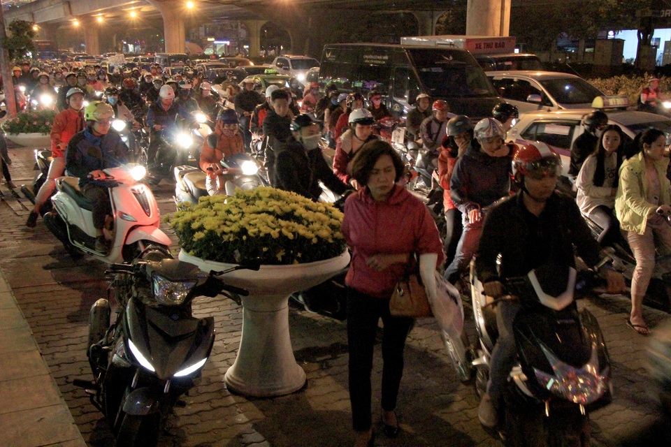 Đường vành đai 3 vẫn kẹt cứng dù mới được cấp thêm 4 làn xe - 4