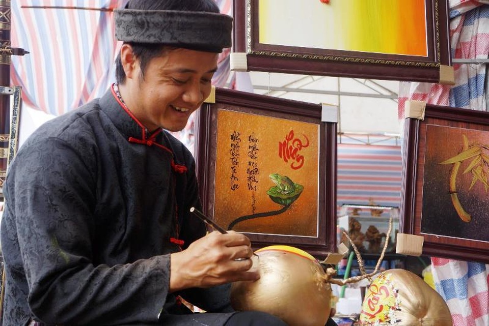 “Thổi hồn” thư pháp lên trái cây, lon nước ngọt - 4 “Thổi hồn” thư pháp lên trái cây, lon nước ngọt - 4
