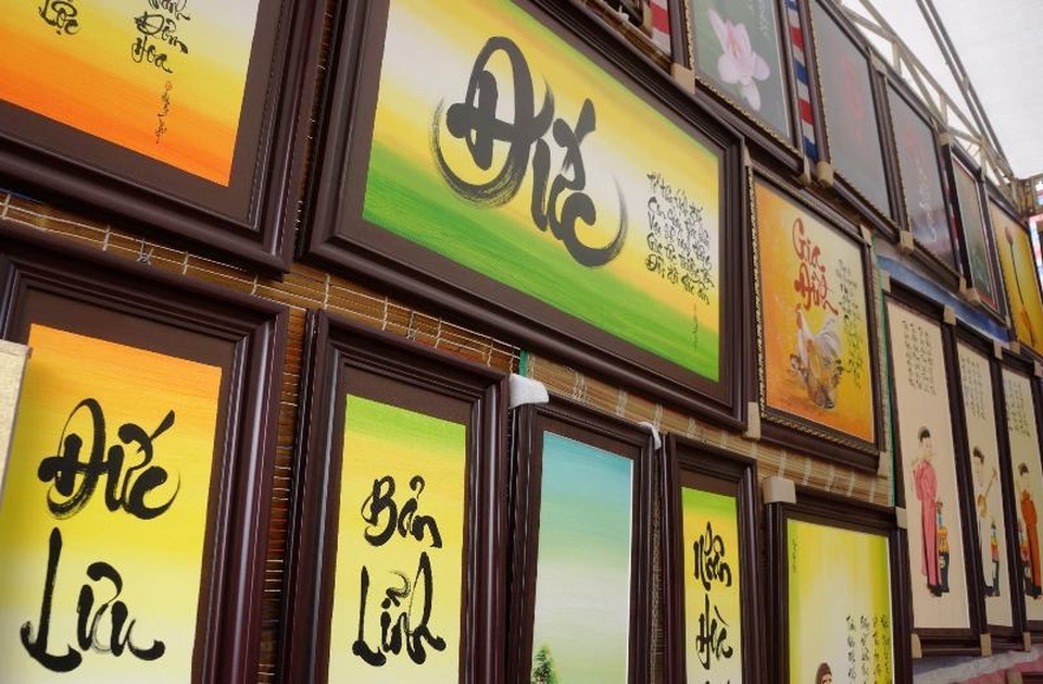 “Thổi hồn” thư pháp lên trái cây, lon nước ngọt - 6 “Thổi hồn” thư pháp lên trái cây, lon nước ngọt - 6