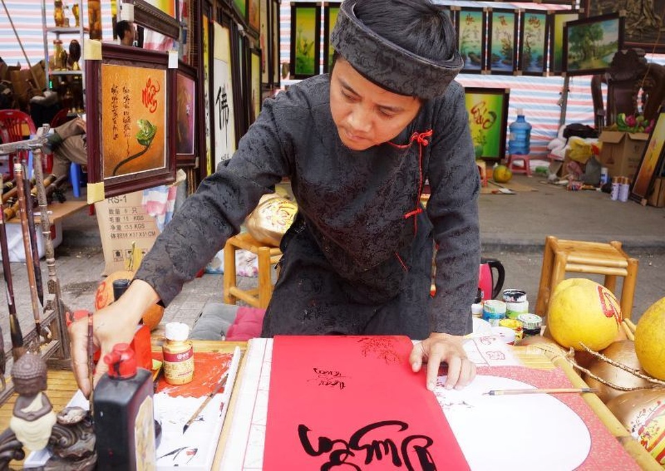 “Thổi hồn” thư pháp lên trái cây, lon nước ngọt - 1 “Thổi hồn” thư pháp lên trái cây, lon nước ngọt - 1