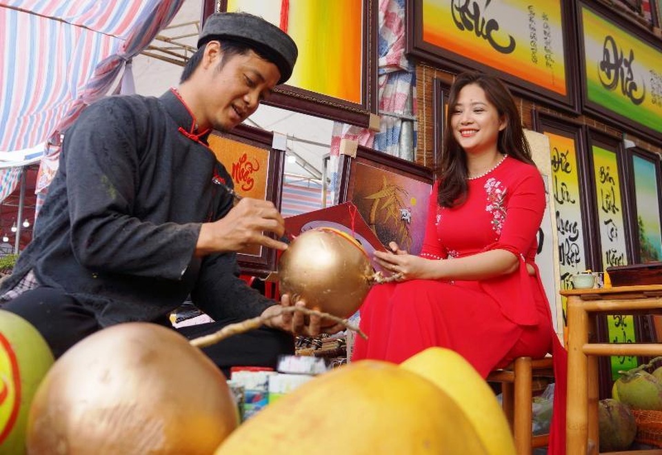 “Thổi hồn” thư pháp lên trái cây, lon nước ngọt - 3 “Thổi hồn” thư pháp lên trái cây, lon nước ngọt - 3