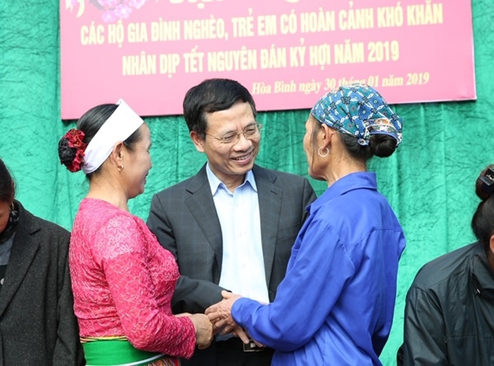 Trao hơn 300 suất quà cho các hộ nghèo tỉnh Hòa Bình - 2