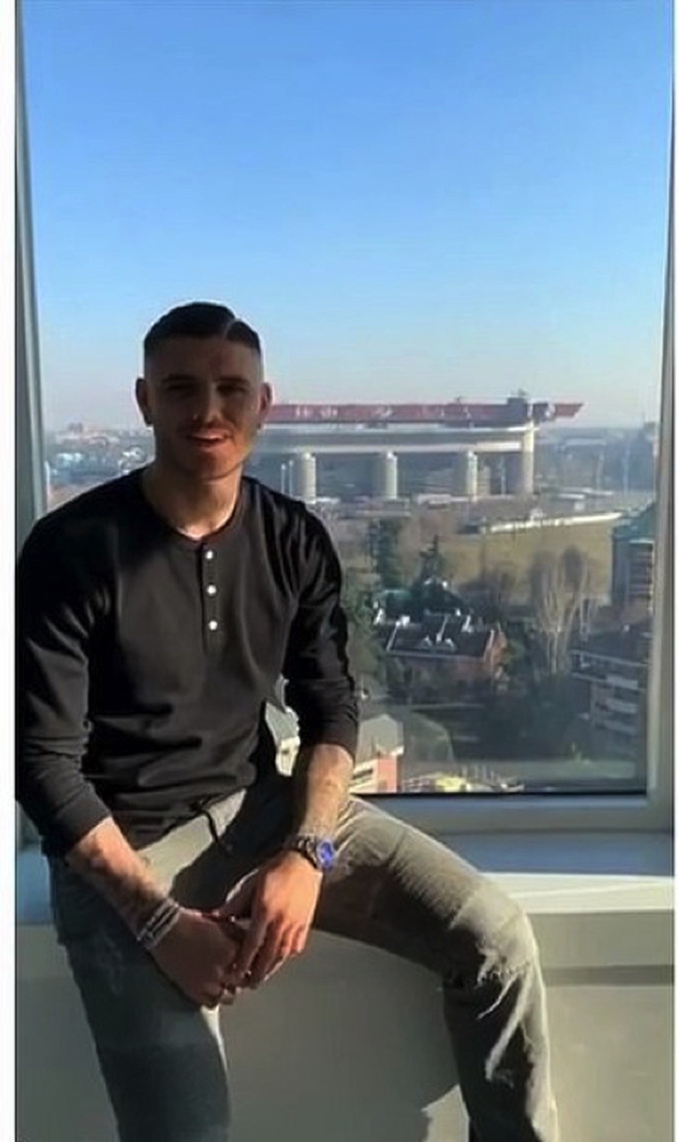 Lộ danh tính cổ động viên may mắn được cả Messi và C.Ronaldo chúc mừng - 1 Lộ danh tính cổ động viên may mắn được cả Messi và C.Ronaldo chúc mừng - 1