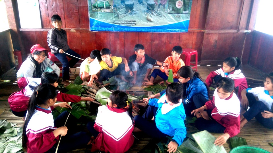 Học sinh vùng cao gói bánh chưng Học sinh vùng cao gói bánh chưng