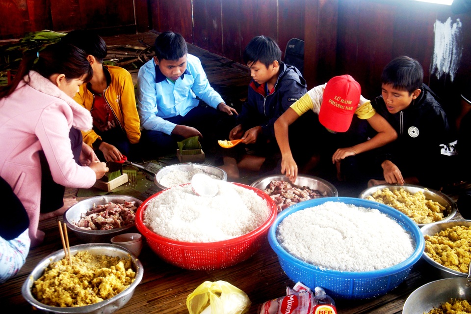 Học sinh vùng cao gói bánh chưng Học sinh vùng cao gói bánh chưng