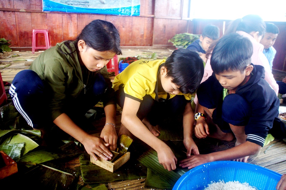 Học sinh vùng cao gói bánh chưng Học sinh vùng cao gói bánh chưng