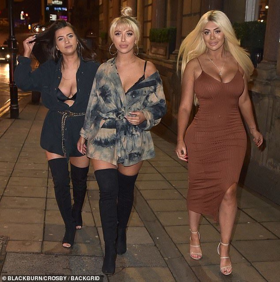 Chloe Ferry lại khoe thân hình dao kéo - 3