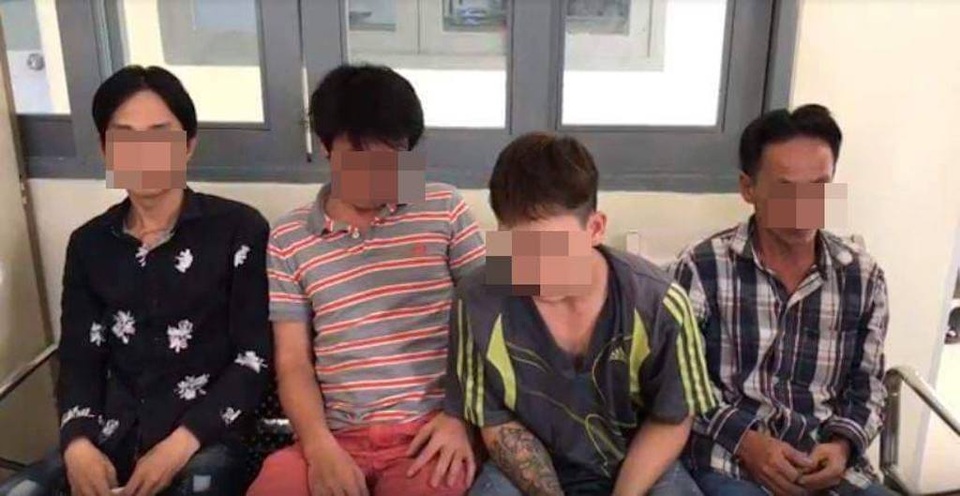 Hàng chục thanh niên phê ma tuý, chống trả công an khi bị kiểm tra Hàng chục thanh niên phê ma tuý, chống trả công an khi bị kiểm tra