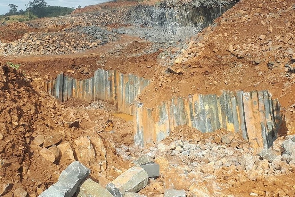 Đá quý “núp bóng” đá xây dựng đi trái phép từ mỏ đến nhà máy tại Đắk Nông! - 1 Đá quý “núp bóng” đá xây dựng đi trái phép từ mỏ đến nhà máy tại Đắk Nông! - 1