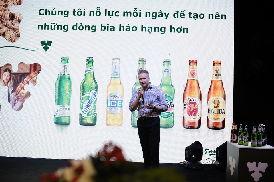 Chuyên gia ủ bia Carlsberg: “Cống hiến của Carlsberg cho nghệ thuật nấu bia đã trở thành huyền thoại” Chuyên gia ủ bia Carlsberg: “Cống hiến của Carlsberg cho nghệ thuật nấu bia đã trở thành huyền thoại”