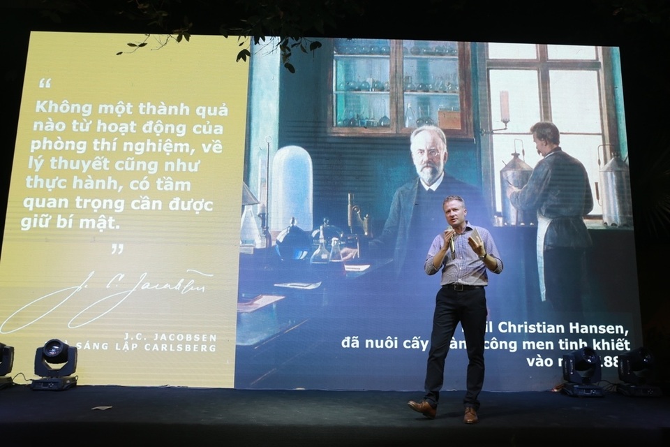 Chuyên gia ủ bia Carlsberg: “Cống hiến của Carlsberg cho nghệ thuật nấu bia đã trở thành huyền thoại” Chuyên gia ủ bia Carlsberg: “Cống hiến của Carlsberg cho nghệ thuật nấu bia đã trở thành huyền thoại”
