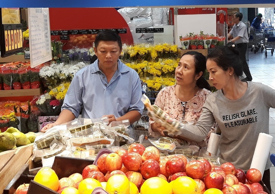 Khach hang thoai mai lua chon banh chung, banh tet, dua mon ... cho nhung ngay Tet.jpg Khach hang thoai mai lua chon banh chung, banh tet, dua mon ... cho nhung ngay Tet.jpg