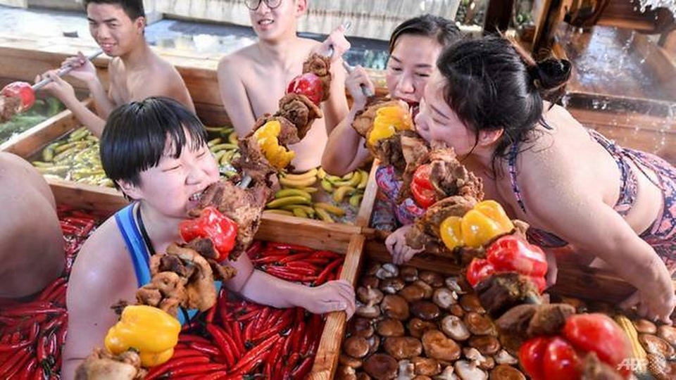 Dịch vụ tắm lẩu nở rộ ở Trung Quốc - 2