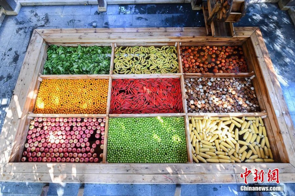 “Lẩu người” khổng lồ hút khách ở Trung Quốc - 1