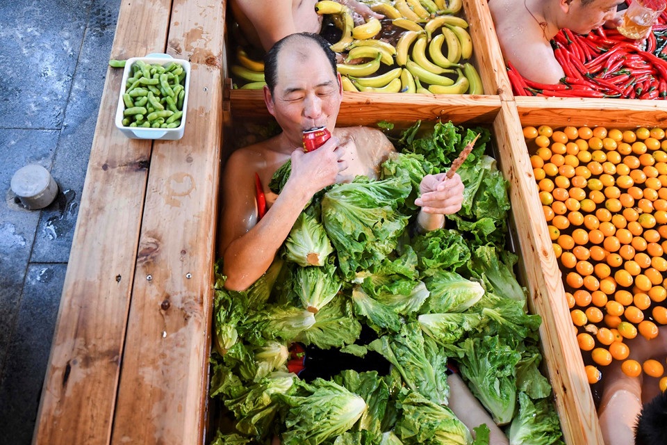 “Lẩu người” khổng lồ hút khách ở Trung Quốc - 2