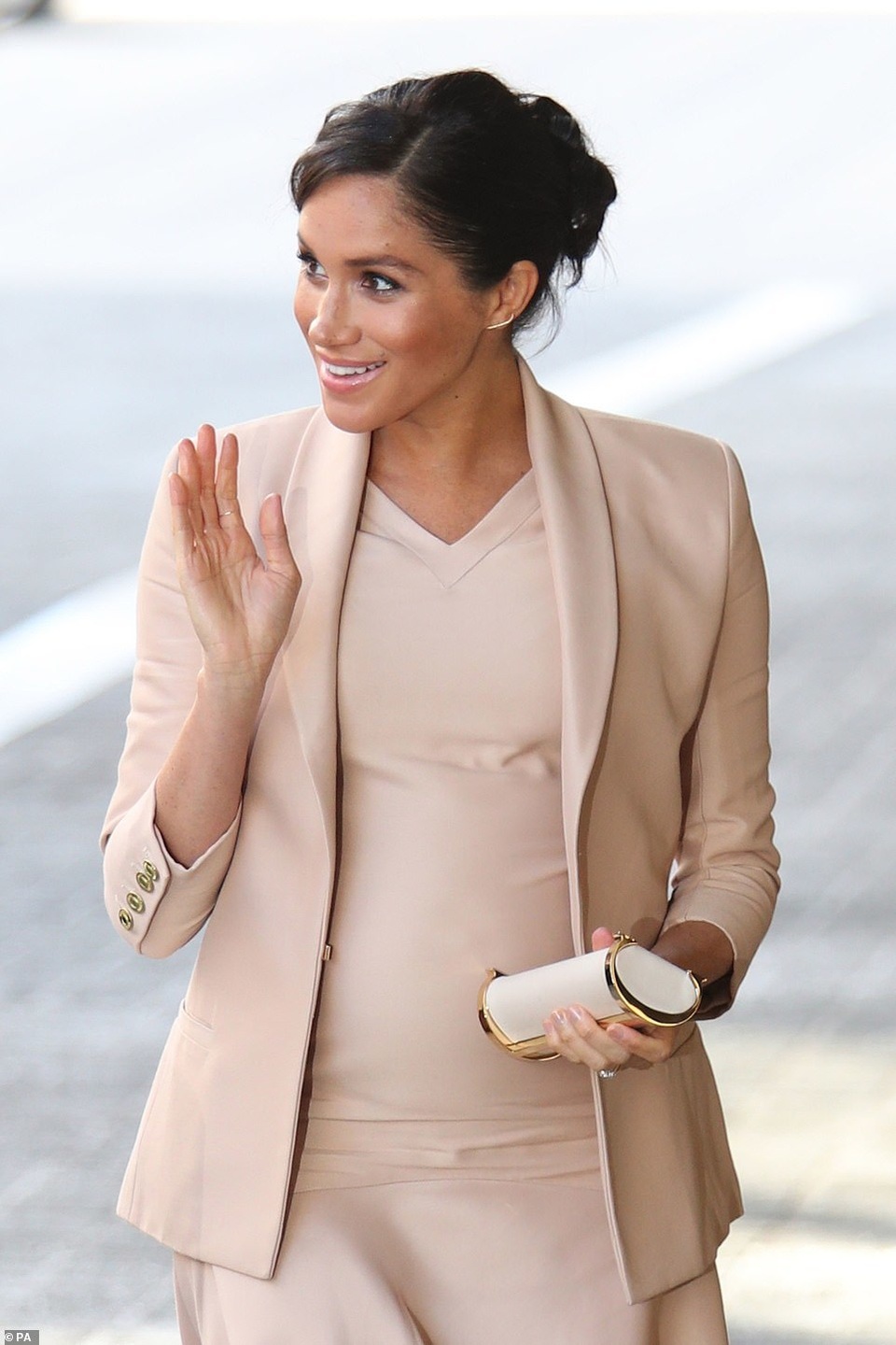 Công nương Meghan Markle bầu bí vẫn đẹp tinh tế - 6 Công nương Meghan Markle bầu bí vẫn đẹp tinh tế - 6