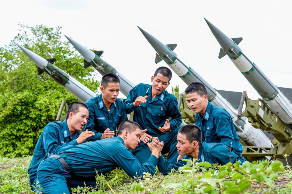 Phút giải lao trên trận địa ở Tiểu đoàn 114, Trung đoàn 274.JPG Phút giải lao trên trận địa ở Tiểu đoàn 114, Trung đoàn 274.JPG