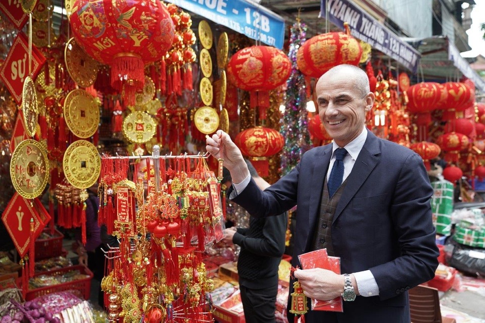 Sếp Tây cưỡi Vespa cover Điệp khúc mùa xuân - 2 Sếp Tây cưỡi Vespa cover Điệp khúc mùa xuân - 2