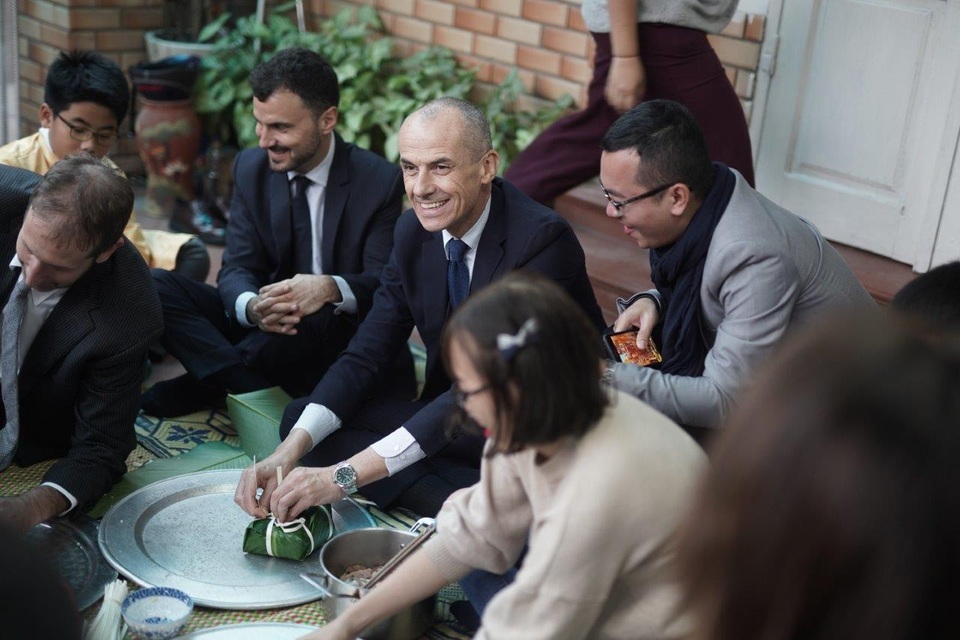 Sếp Tây cưỡi Vespa cover Điệp khúc mùa xuân - 3 Sếp Tây cưỡi Vespa cover Điệp khúc mùa xuân - 3