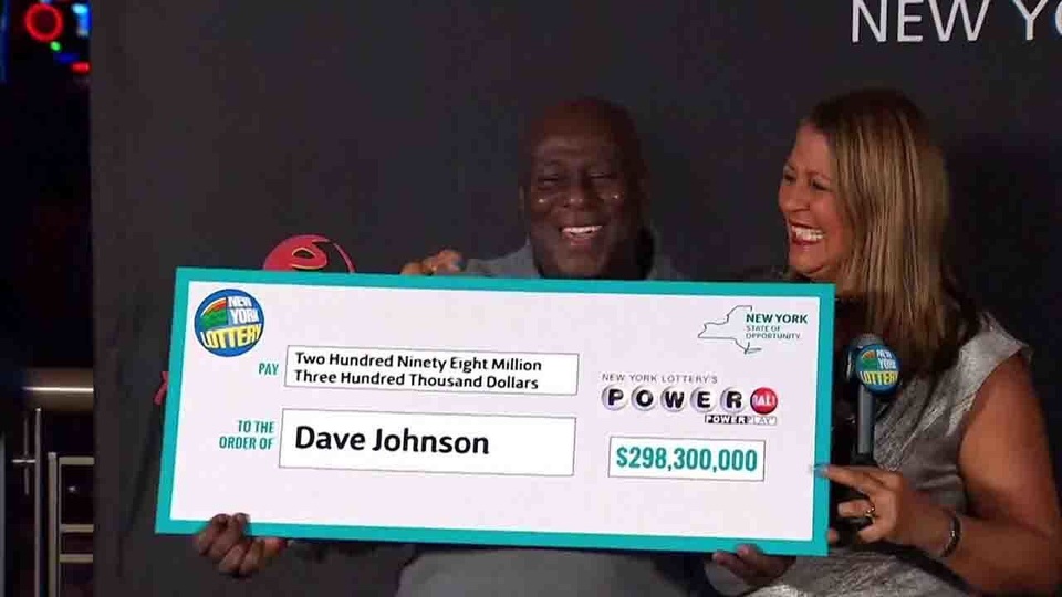 Ông Johnson đến nhận giải độc đắc. Ông Johnson đến nhận giải độc đắc.