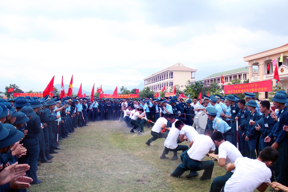 Thi đấu kéo co trong hội thao kết thúc huấn luyện ở  Trung đoàn 274.JPG Thi đấu kéo co trong hội thao kết thúc huấn luyện ở  Trung đoàn 274.JPG