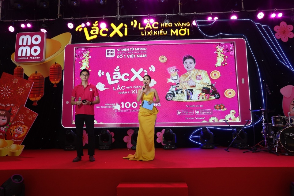 Xu hướng “Xách điện thoại lên và đi ăn” của giới trẻ - 2 Xu hướng “Xách điện thoại lên và đi ăn” của giới trẻ - 2