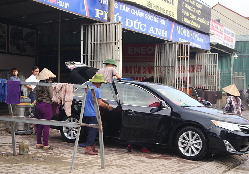Cuối năm âm lịch, nhân công thu 3-4 triệu đồng từ chăm sóc xe hơi - 3 Cuối năm âm lịch, nhân công thu 3-4 triệu đồng từ chăm sóc xe hơi - 3