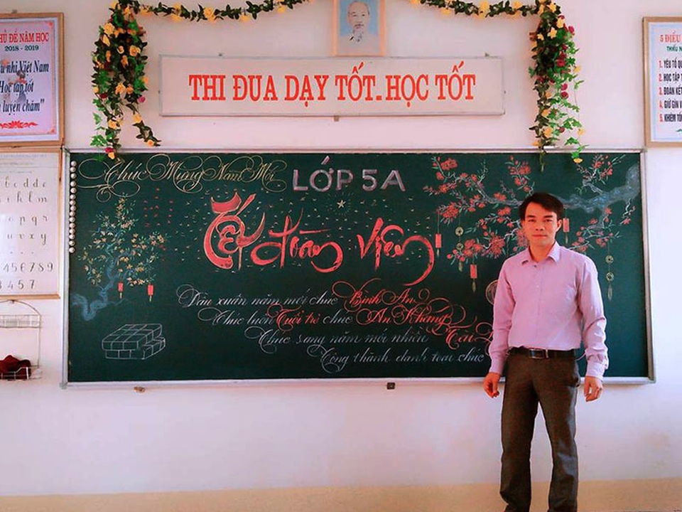 Thầy giáo trường làng thổi hồn Tết vào những tấm bảng - 1 Thầy giáo trường làng thổi hồn Tết vào những tấm bảng - 1