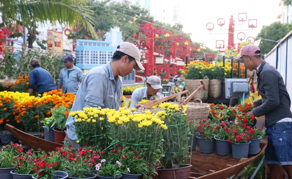 Hiện các nghệ nhân và công nhân đang gấp rút hoàn thành các công đoạn cuối cùng Hiện các nghệ nhân và công nhân đang gấp rút hoàn thành các công đoạn cuối cùng