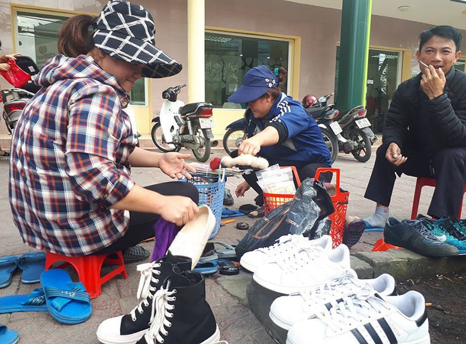 Cuối năm âm lịch, nhân công thu 3-4 triệu đồng từ chăm sóc xe hơi - 5 Cuối năm âm lịch, nhân công thu 3-4 triệu đồng từ chăm sóc xe hơi - 5