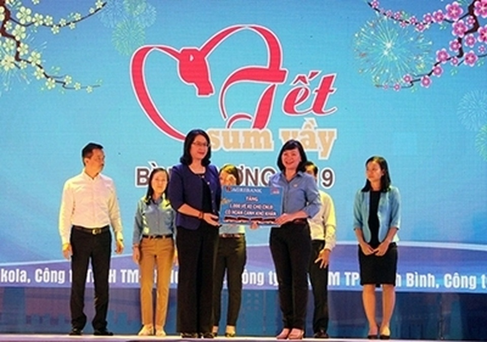 Agribank trao tang 4000 ve xe.jpg Agribank trao tang 4000 ve xe.jpg