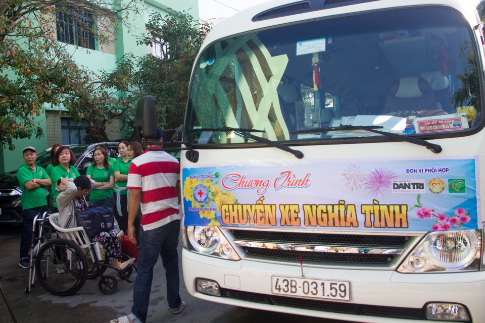 “Chuyến xe nghĩa tình” chở hàng trăm bệnh nhân về quê ăn Tết - 2 “Chuyến xe nghĩa tình” chở hàng trăm bệnh nhân về quê ăn Tết - 2