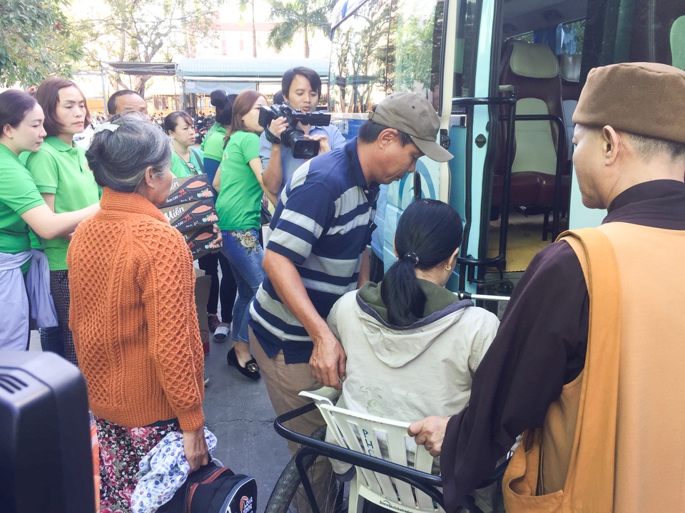 “Chuyến xe nghĩa tình” chở hàng trăm bệnh nhân về quê ăn Tết - 3 “Chuyến xe nghĩa tình” chở hàng trăm bệnh nhân về quê ăn Tết - 3