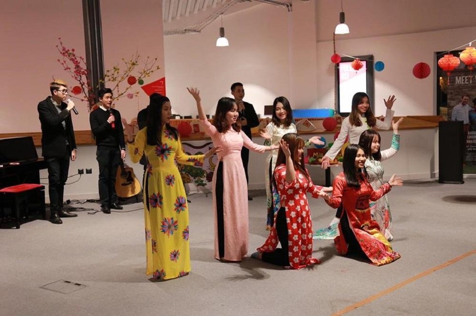 Du học sinh Việt tại Anh quây quần gói bánh chưng, đón Tết nguyên đán - 3 Du học sinh Việt tại Anh quây quần gói bánh chưng, đón Tết nguyên đán - 3
