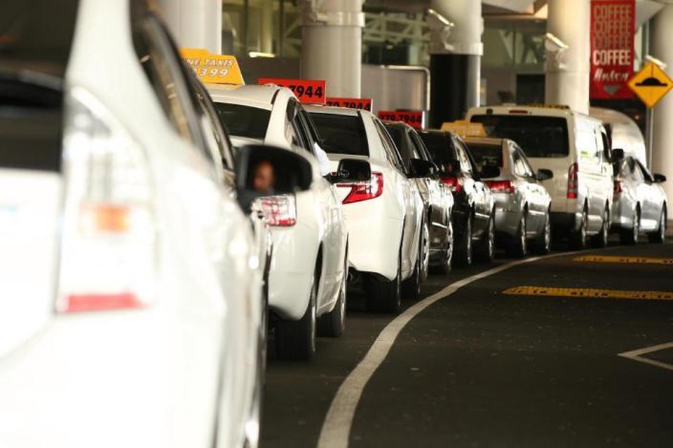 Lên nhầm “taxi chặt chém”, phải trả gần 15 triệu đồng cho quãng đường 500m - 1 Lên nhầm “taxi chặt chém”, phải trả gần 15 triệu đồng cho quãng đường 500m - 1