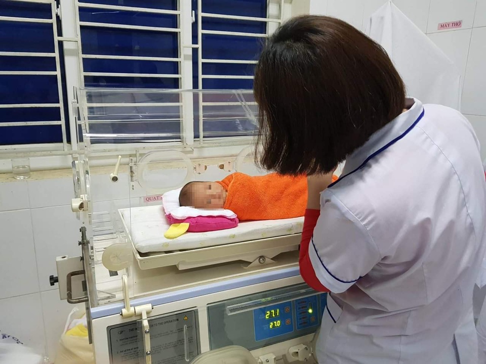 Bé gái sơ sinh bị bỏ rơi ở hành lang bệnh viện - 1 Bé gái sơ sinh bị bỏ rơi ở hành lang bệnh viện - 1