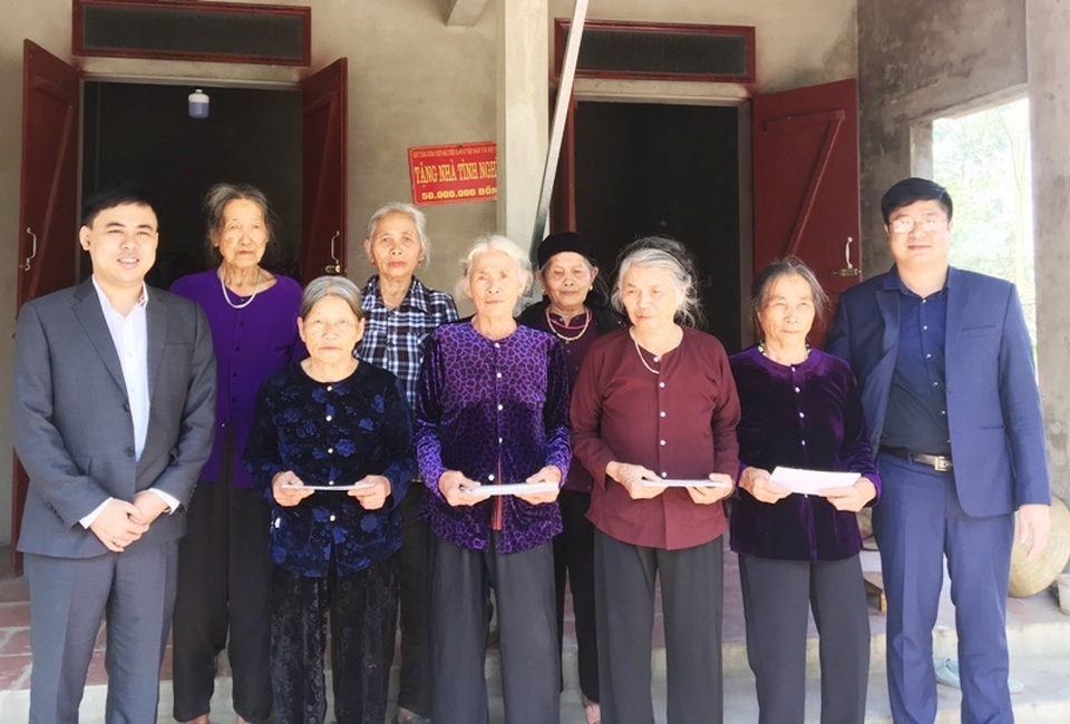 Báo Dân trí tặng quà Tết đến các nữ dân quân Anh hùng - 6 Báo Dân trí tặng quà Tết đến các nữ dân quân Anh hùng - 6